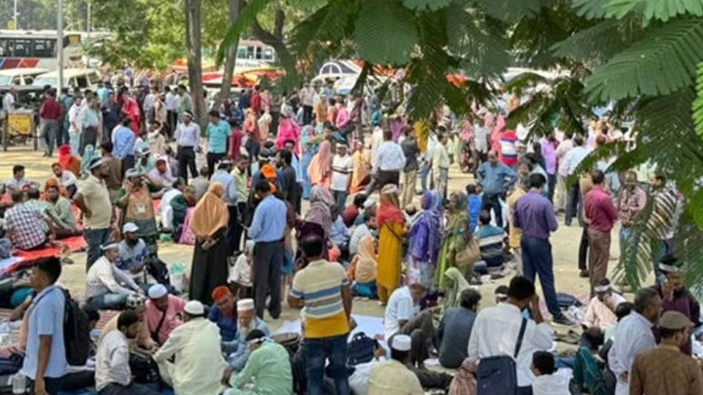 পুলিশি হামলার প্রতিবাদে কর্মবিরতি: দুই উপদেষ্টার পদত্যাগ দাবি প্রাথমিক শিক্ষকদের