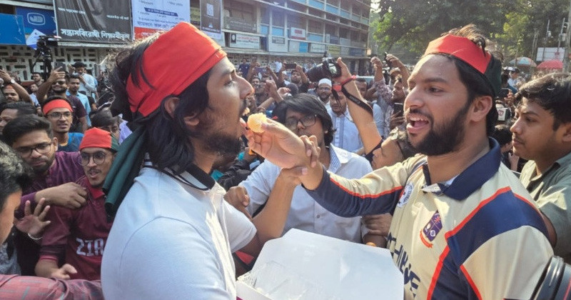 টিএসসিতে উল্লাস পতিত স্বৈরাচার হাসিনার মৃত্যুদণ্ডের রায়ে , মিষ্টি বিতরণ
