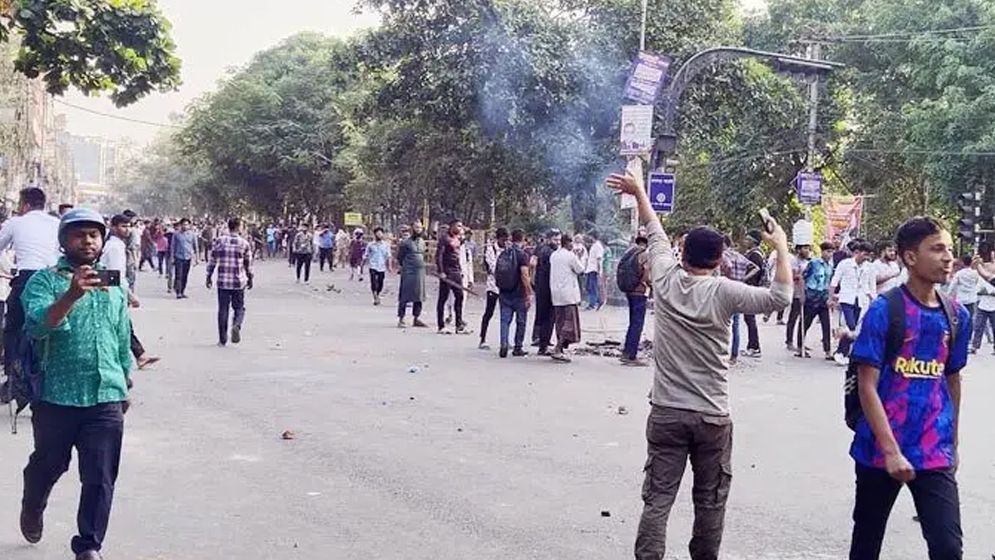 পালটা-পালটি ধাওয়া আবারও উত্তাল ধানমন্ডি ৩২, 