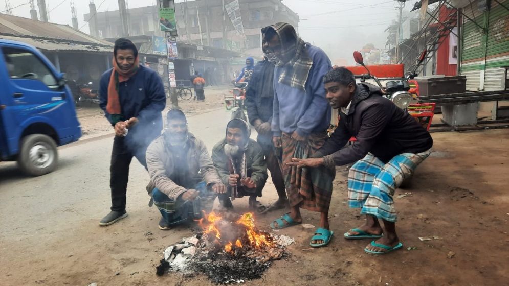 শীত কুড়িগ্রামে জেঁকে বসেছে , তাপমাত্রা নামল ১০ ডিগ্রিতে