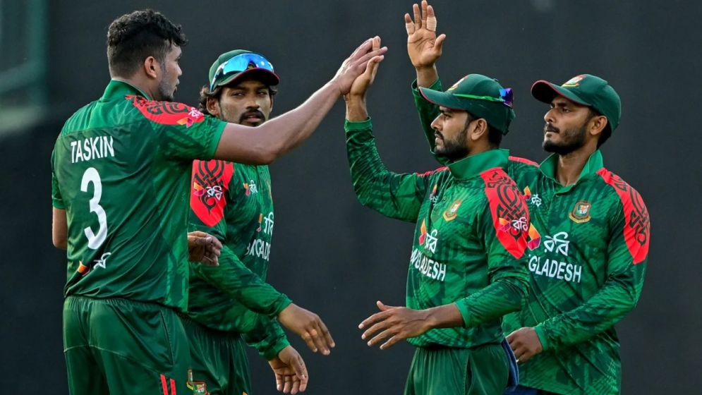 সরকার থেকে টাকা নেয় না ‘ক্রিকেটাররা , দেয়’