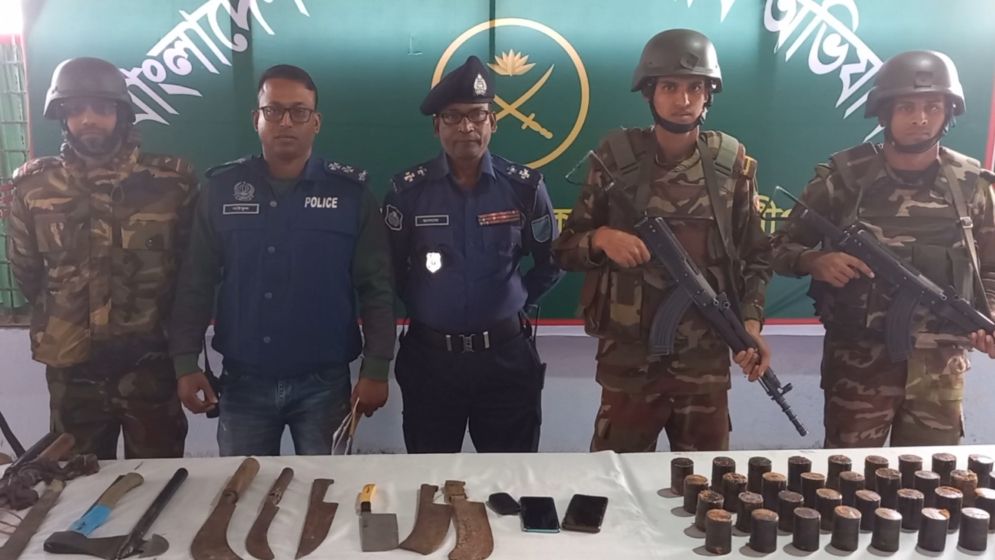 বিপুল পরিমাণ দেশীয় অস্ত্র উদ্ধার ককটেল রামদা চাপাতিসহ 