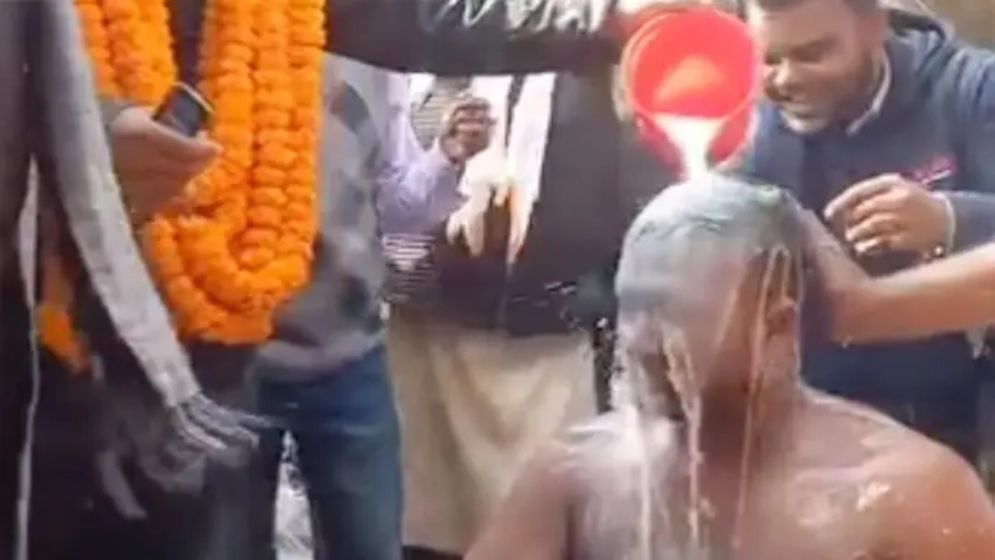 আ’লীগ কর্মীকে দলে নিলেন দুধ দিয়ে গোসল করিয়ে , বিএনপি প্রার্থী
