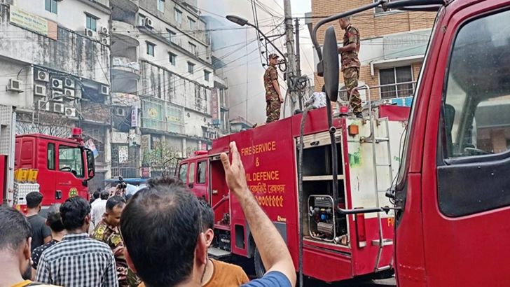 বিজিবি সেনা নৌ ও বিমানবাহিনী আগুন নিয়ন্ত্রণে যোগ দিয়েছে 