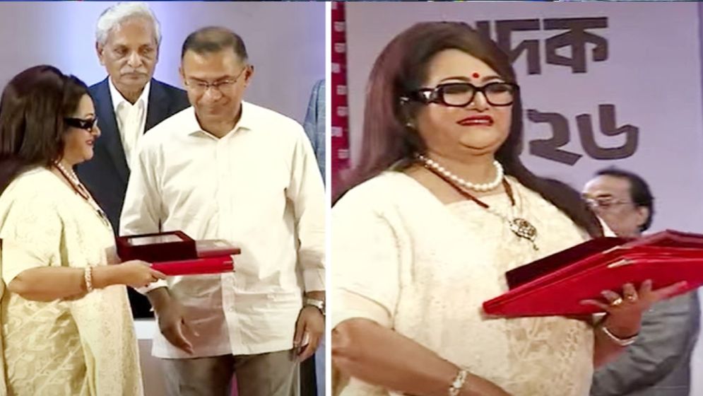 একুশে পদক দিলেন ববিতার হাতে  প্রধানমন্ত্রী