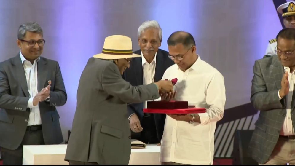 প্রধানমন্ত্রীকে শফিক রেহমান লাল গোলাপ উপহার দিলেন 