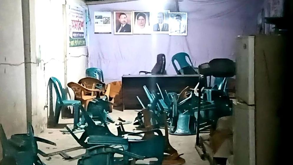 বিএনপির দু’গ্রুপে সংঘর্ষ ভিজিএফ চালের কার্ড ভাগাভাগি নিয়ে , অফিস ভাঙচুর