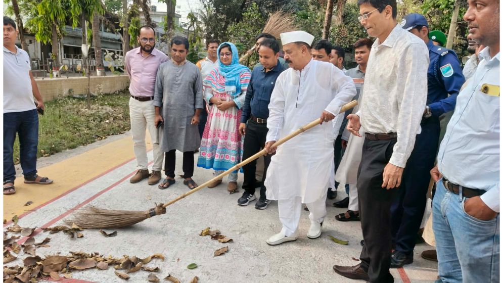 ঝাড়ু হাতে উদ্বোধন করলেন পরিষ্কার অভিযান  গয়েশ্বর
