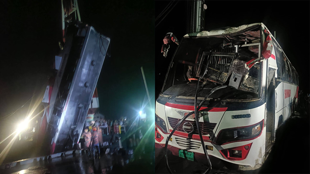 ২৬ জনের লাশ উদ্ধার,পদ্মায় বাসডুবি  