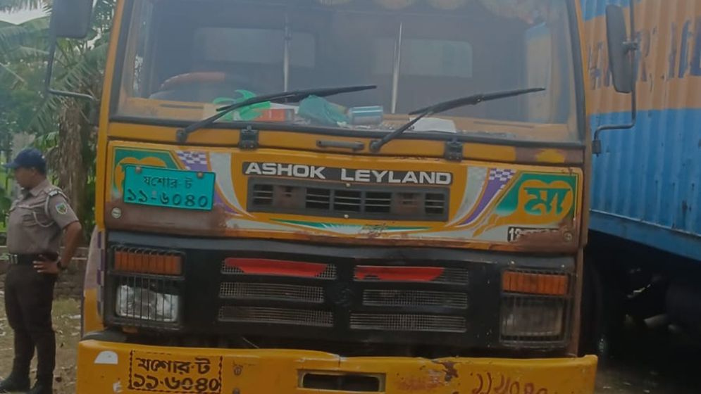 ম্যানেজারকে চাপা দিয়ে হত্যা নড়াইলে ফিলিং স্টেশন , ট্রাক মিলল বেনাপোলে