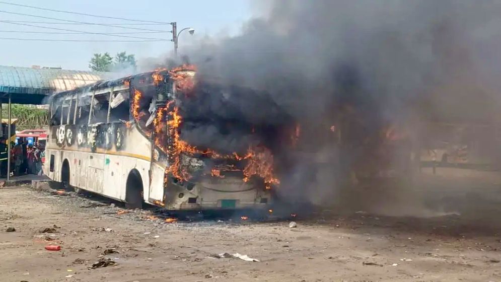 একসঙ্গে ৩ বাসে আগুন কুমিল্লায় 