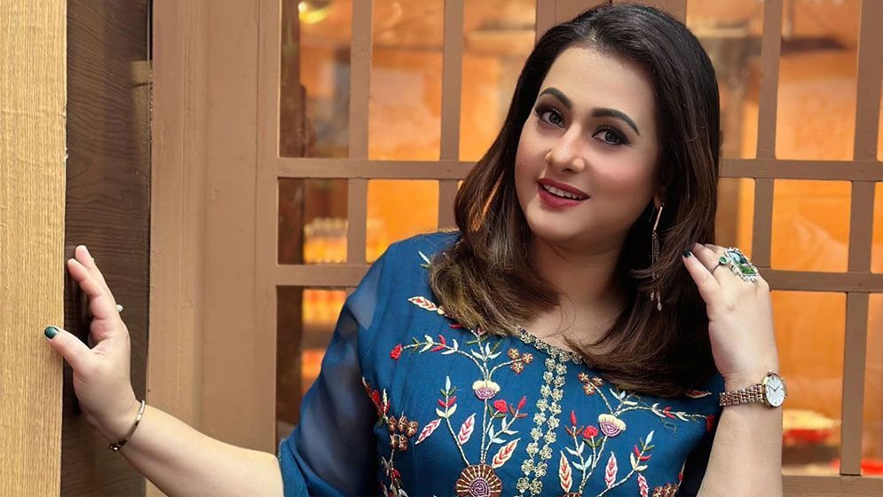 অনেক সুন্দরী আছে: আমার চেয়ে আরও  পূর্ণিমা