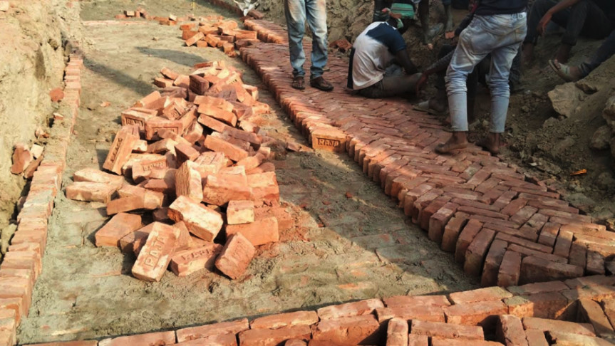 নিম্নমানের সামগ্রী সড়ক নির্মাণে , কাজ বন্ধের নির্দেশ
