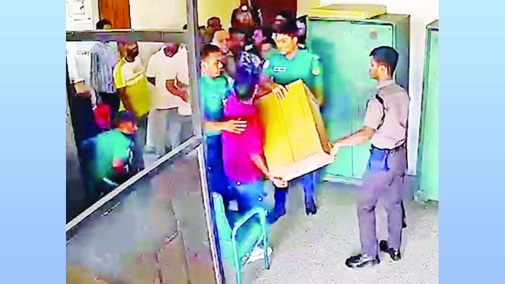 পুলিশের সামনে টেন্ডার বাক্স ছিনতাই  , অনুরোধে ফেরত