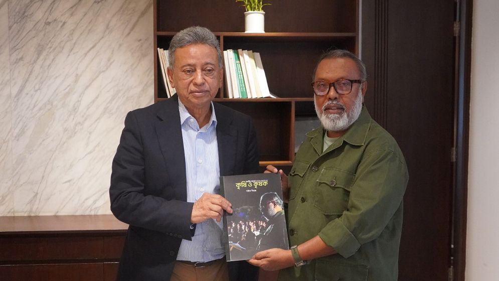 কৃষি বাজেট সুপারিশমালা তুলে দিলেন অর্থমন্ত্রীর হাতে ২০২৬-২৭ অর্থবছরের  শাইখ সিরাজ