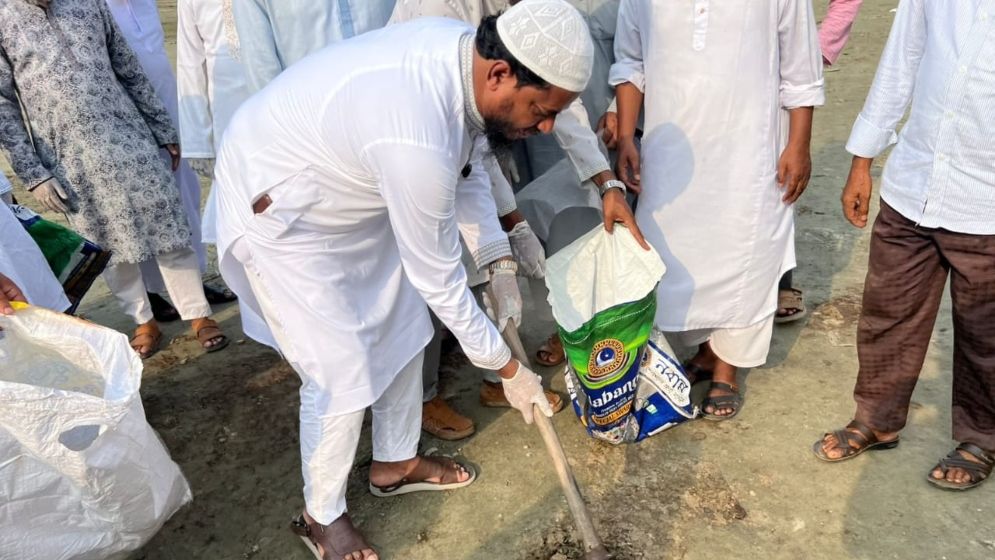 সংসদ সদস্য শফিকুল ইসলাম বাউফলে পশুর হাটের বর্জ্য অপসারণ করলেন 