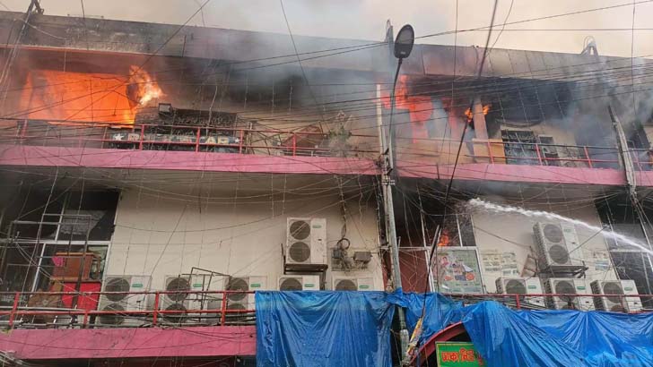 একই’সময় বঙ্গবাজার-নিউমার্কেটের আগুন  তবে  ‘মনে করছি না ষড়যন্ত্র, 
