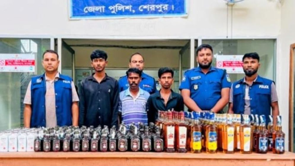 পিকআপ ভর্তি ভারতীয় মদসহ আটক ৩ ,শেরপুরে 