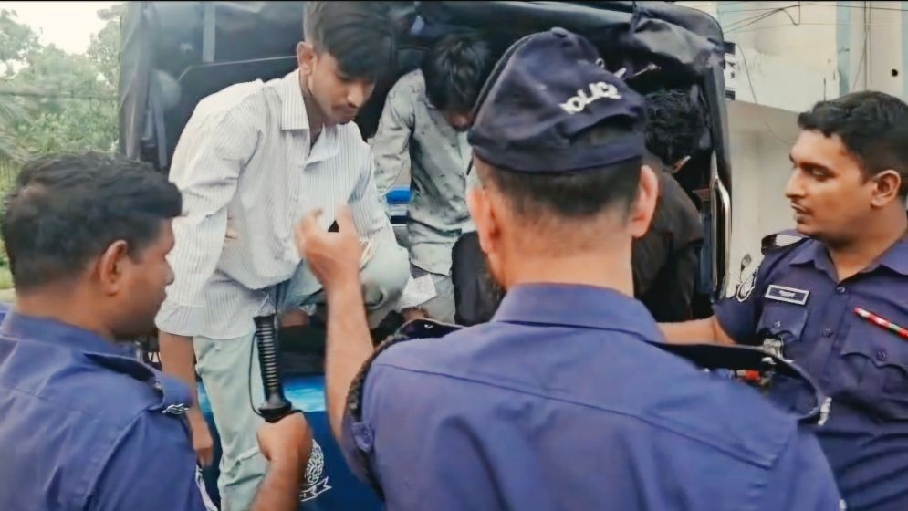 আ.লীগের ৬ নেতাকর্মী আটক মিছিলের প্রস্তুতিকালে 