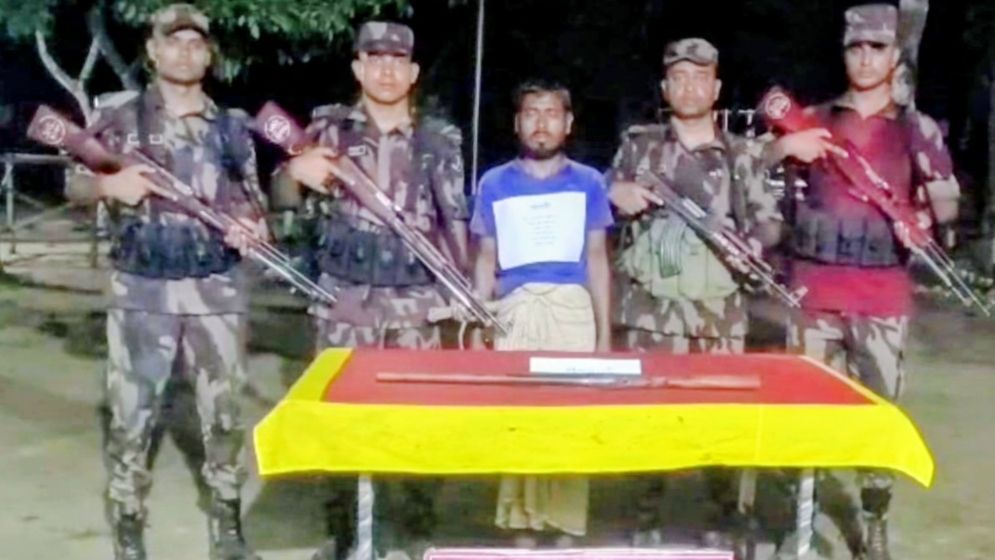 সীমান্তে যুবক আটক অস্ত্রসহ 