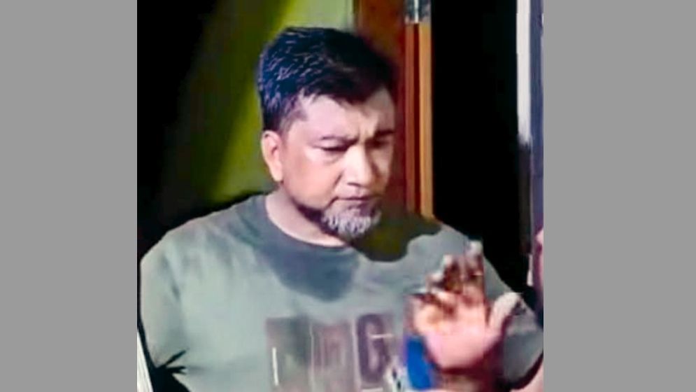 প্রধান শিক্ষক প্রবাসীর স্ত্রীর ঘরে ‘আপত্তিকর অবস্থায়’ ধরা 