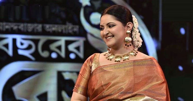 পরীমনি কলকাতায় বর্ষসেরা অভিনেত্রীর পুরস্কার পেলেন 