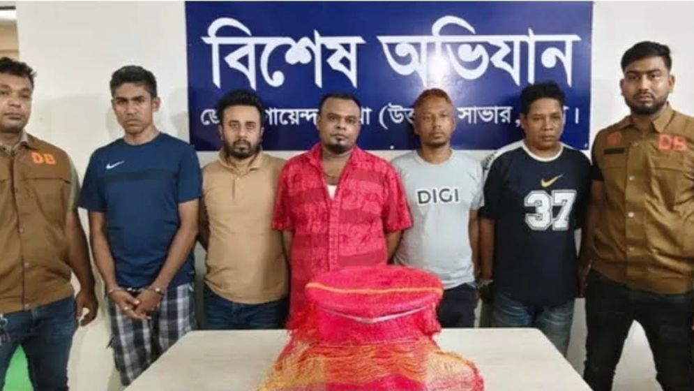 জীবিত তক্ষক উদ্ধার সাভারে , গ্রেফতার ৫