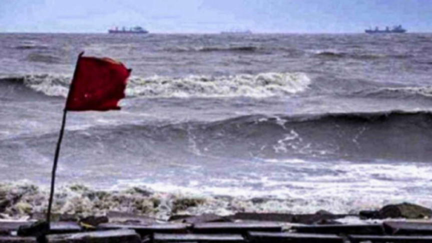 ৩ নম্বর সতর্ক সংকেত সমুদ্রবন্দরে 