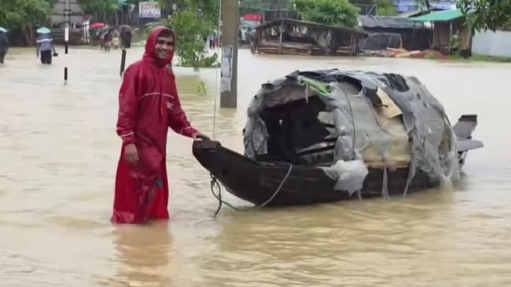 মহাসড়কে নৌকা চলছে  গাড়ির পরিবর্তে  কক্সবাজারে, নিম্নাঞ্চল প্লাবিত, 