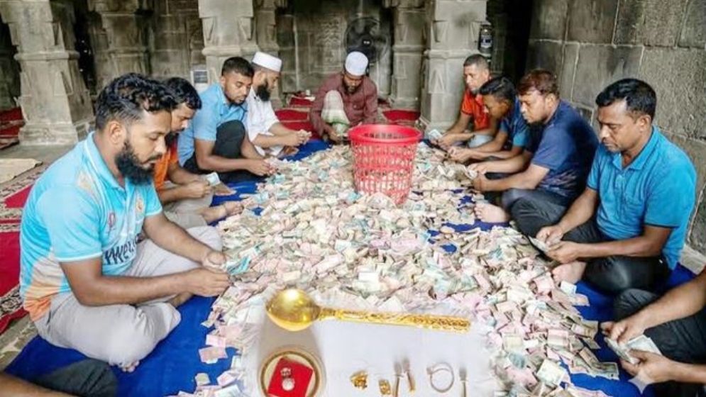 দানবাক্সে মিলল স্বর্ণের চামচসহ পৌনে ১৩ লাখ টাকা কুসুম্বা মসজিদের 