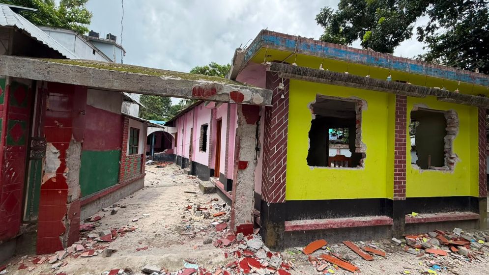 আলফাডাঙ্গায় সুমন হত্যা  প্রতিশোধের তাণ্ডব, হামলা-লুটপাটে জনশূন্য গ্রাম তিন সপ্তাহেও থামেনি 