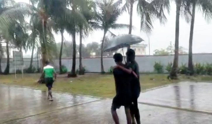 সেন্টমার্টিনে দমকা হাওয়া বেড়েছে ঘূর্ণিঝড় মোখা: 