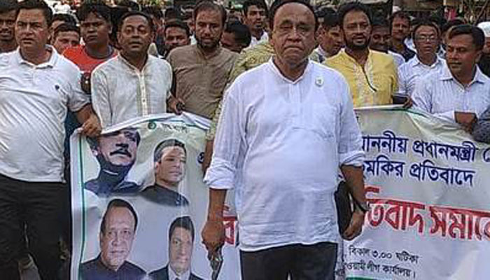  সংসদ সদস্য মোস্তাফিজ পিস্তল হাতে মিছিলের নেতৃত্বে