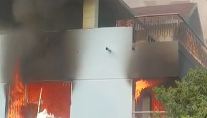 বিএনপি নেতা খোকনের বাসভবনে আগুন নরসিংদীতে 