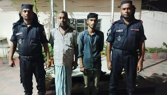 ২ জন গ্রেপ্তার চট্টগ্রামে ৫ হাজার লিটার চোরাই অকটেনসহ 